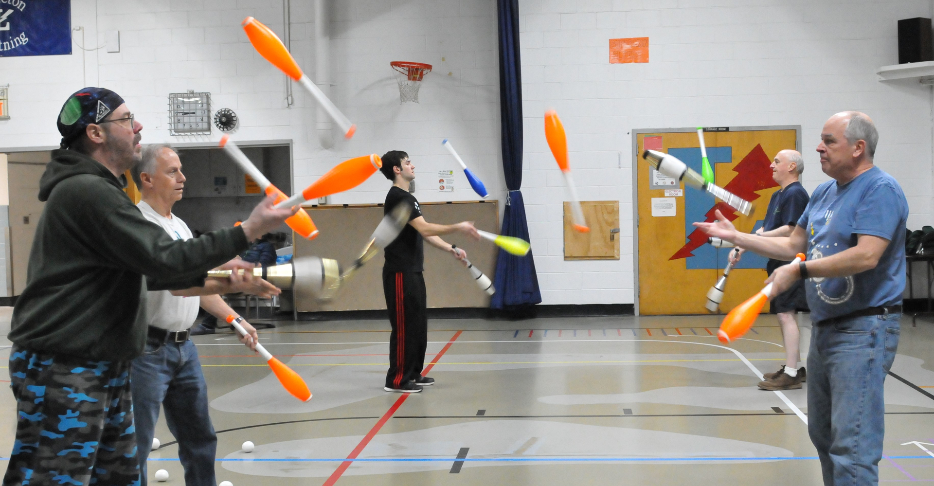 jugglers passing clubs