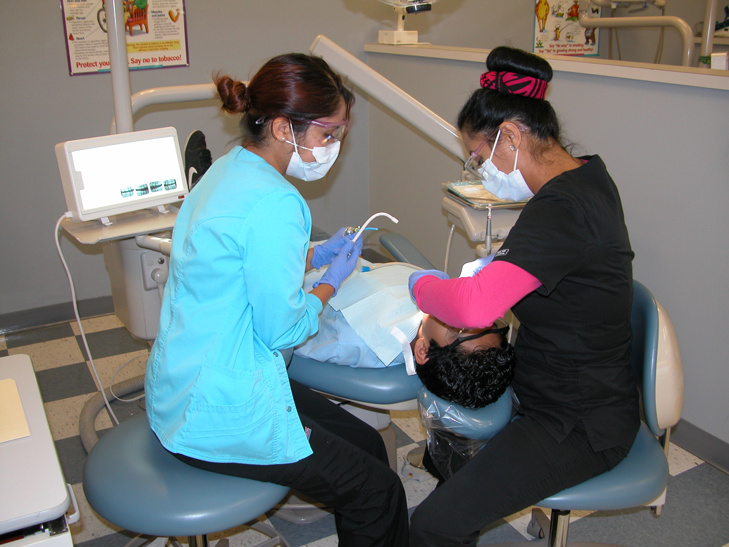 What are the qualifications of a dental assistant instructor?