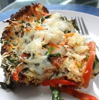 Shrimps and Spinach Quiche on top of a cauliflower crust. Vegetaria, vegan, mediterranes, healthy easy healthy breakfast and snack ideas.