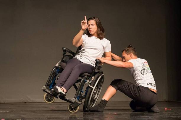 gabriela dançando em cadeira de rodas com mateus