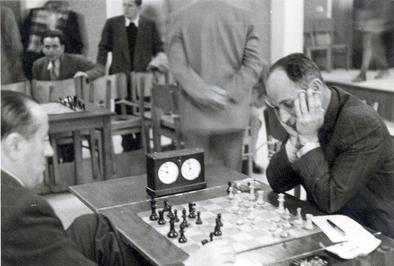 IBM Chess Tournament 1968 Description: Bronstein (l) plays against  Shamkovich (r). Kavalek looks along Date: 31 July 1968 Location: Amsterdam,  Noord-Holland Keywords: group portraits, chess players, chess tournaments, chess  players Personal name