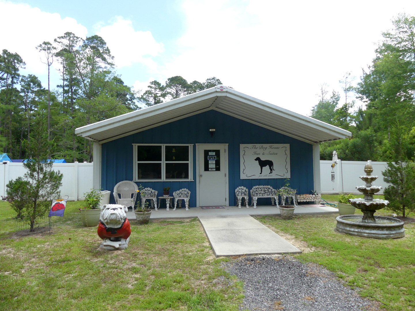 The dawg house pet hot sale resort