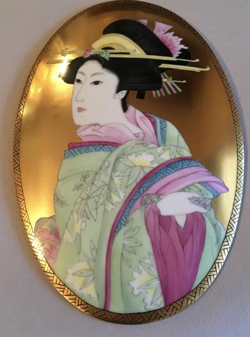 JANPANESE GEISHA WITH ROMAN GOLD BACKGROUND