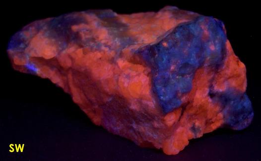 LW SW fluorescent Sodalite, tenebrescent, Ilimaussaq, Narsaq, Kujalleq, Kitaa, Greenland