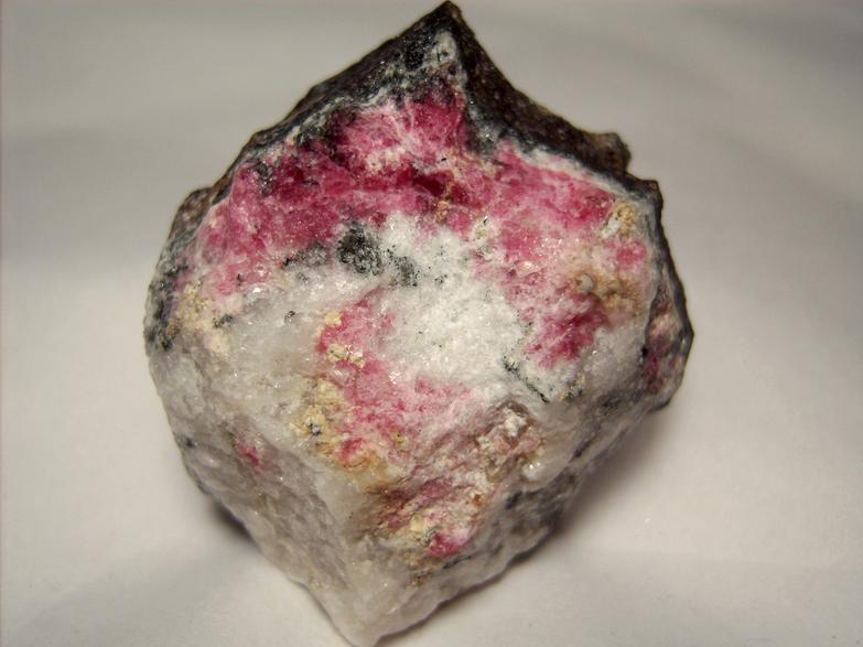 fluorescent TUGTUPITE with AEGIRINE - Ilimaussaq complex, Narsaq, Kujalleq (Kitaa Province - West Greenland), Greenland, Denmark - type locality - for sale