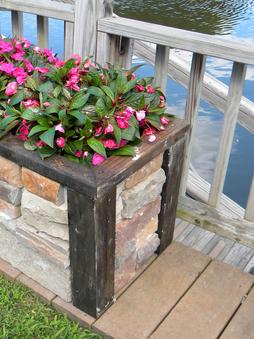 How to build an easy DIY stone veneer raised planter. FREE step by step instructions. www.DIYeasycrafts.com