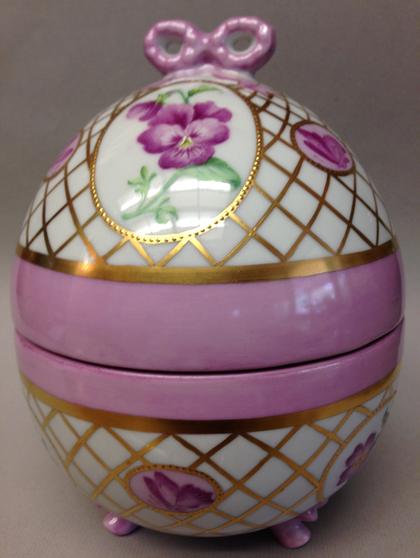 ORIGINAL DESIGN BY IRENE GRAHAM STANDING EGG BOX WITH DRESDEN FLORALS