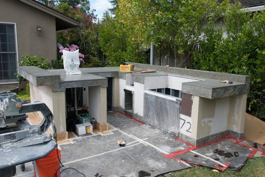 OUTDOOR KITCHEN CONSTRUCTION SERVICE