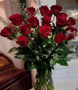 dozen red roses bouquet vase arrangement helotes florist flower shop delivery