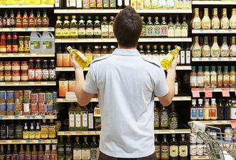 Confused customer at the supermarket on what kind of oil is the best for cooking