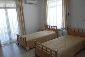 Hilltop Villa Large Twin Bedroom