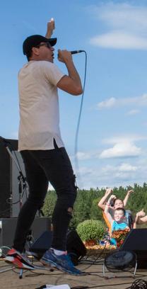 Picture of Zach Williams Performing