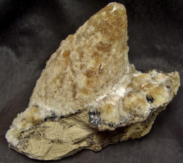 fluorescent calcite, asphaltum, Clay Center, Ottawa County, Ohio, ex Robert Batic, ex Kohnowich