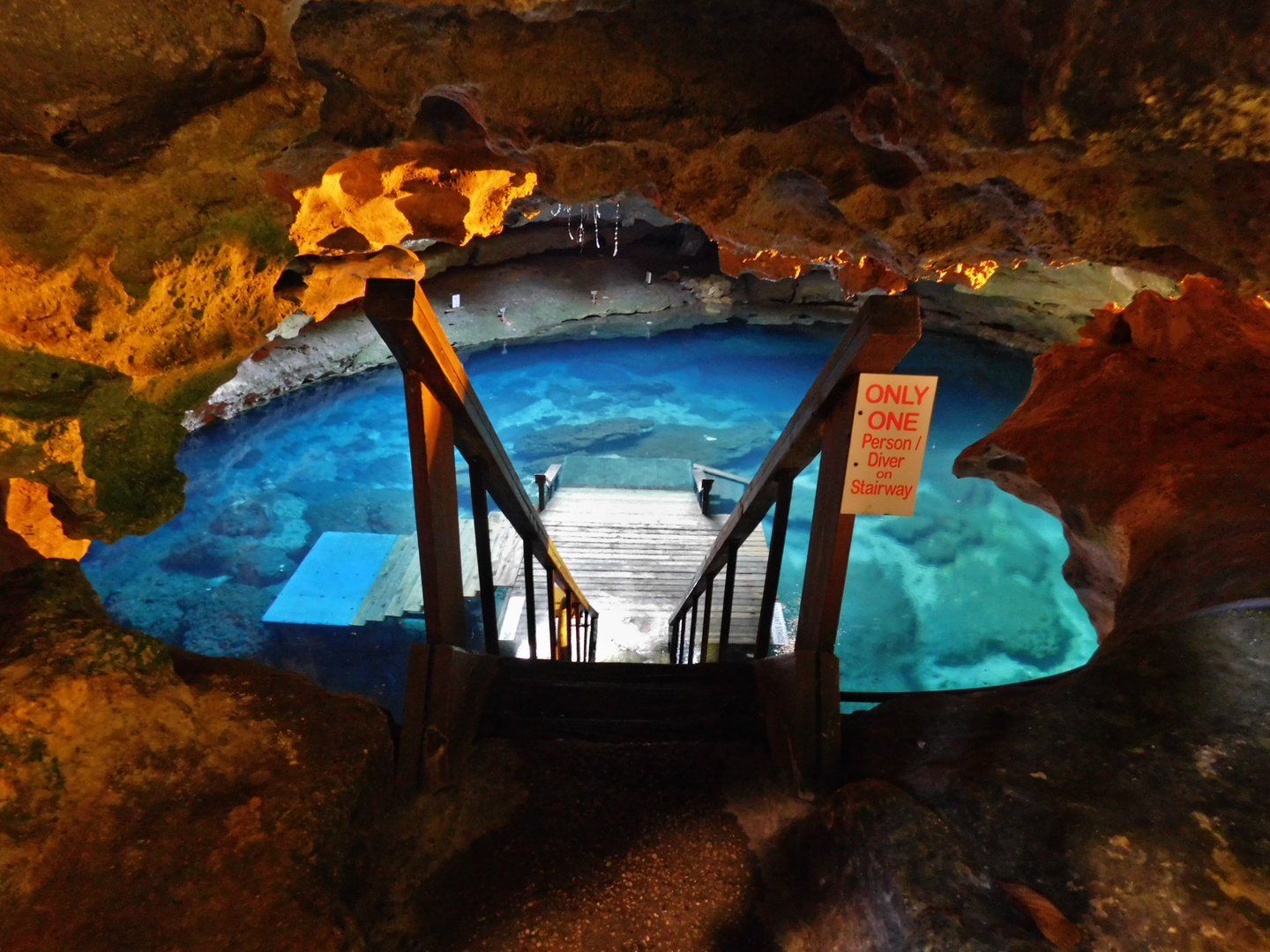 Devil's Den Cave Dive tunnel