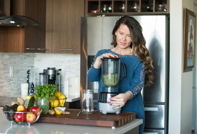 Photos of host Tammy-Lynn McNabb | ターミーみくなぶ preparing a green smoothie.