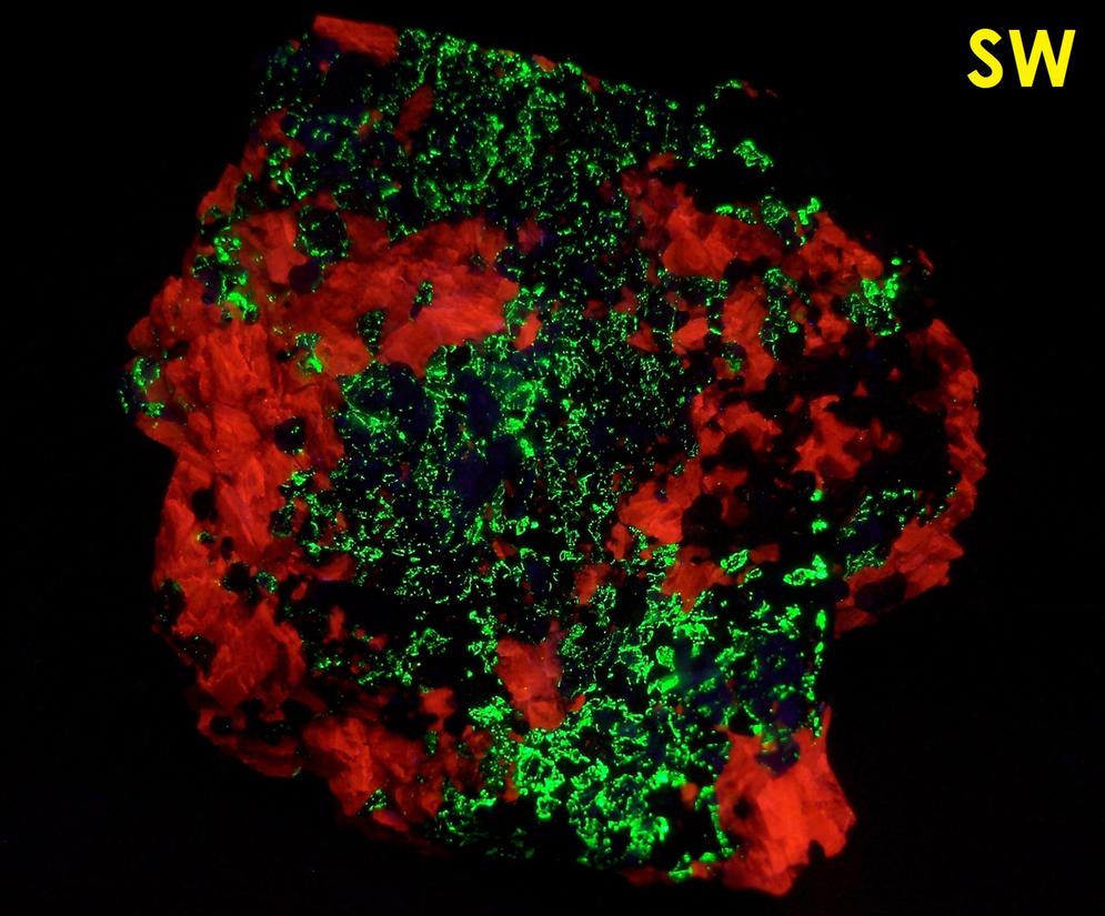 fluorescent HARDYSTONITE, CALCITE, WILLEMITE, FRANKLINITE -Franklin Mine, Franklin, Franklin Mining District, Sussex County, New Jersey, USA