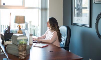 Tammy-Lynn McNabb | ターミーみくなぶ working at her office desk.