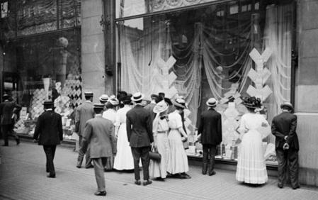 Through the shopping glass: The tradition of the Christmas window - BBC News