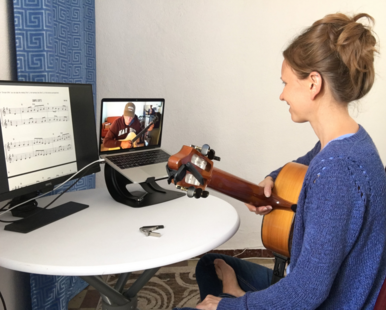 Visitors who take classical guitar lessons in Seville can continue their studies online