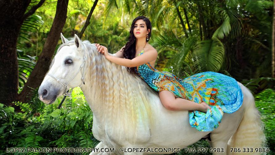 QUINCES PHOTOGRAPHY MIAMI WITH HORSE WHITE