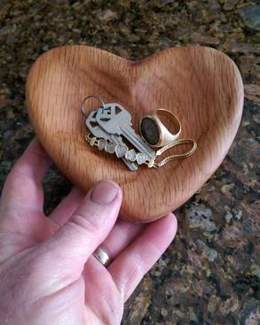 Heart Bowl easy DIY Valentines Day woodworking craft project. FREE step by step instructions. www.DIYeasycrafts.com