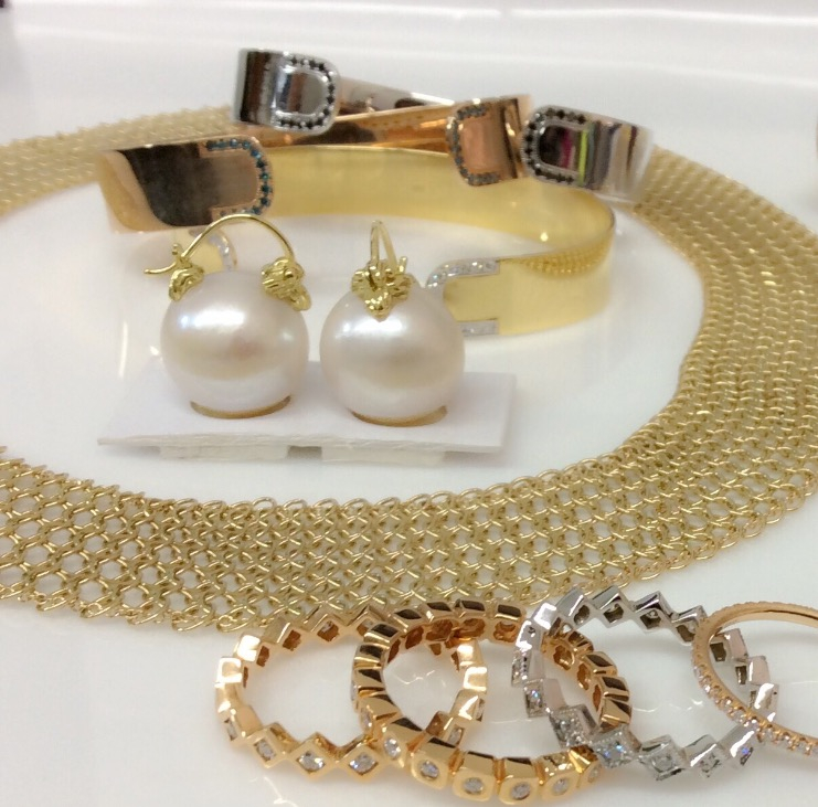How to Coordinate a Pearl Bracelet with Your Wardrobe