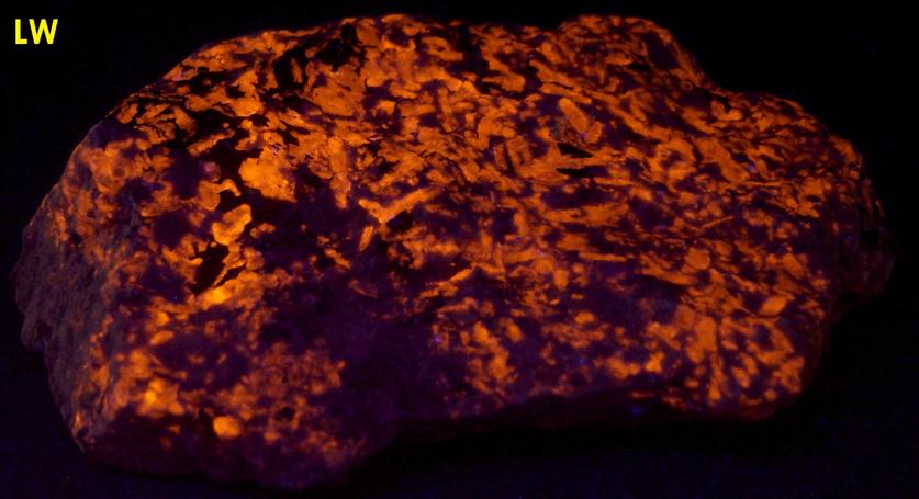 fluorescent Sodalite Aegirine Acmite - Poudrette quarry (Demix quarry; Uni-Mix quarry; Desourdy quarry; Carrière Mont Saint-Hilaire; MSH), Mont Saint-Hilaire, La Vallée-du-Richelieu RCM, Montérégie, Québec, Canada