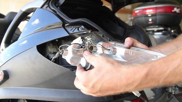 Mobile Light Repair Bulb Replacement Services and Cost Edinburg Mission McAllen TX | Mobile Mechanic Edinburg McAllen