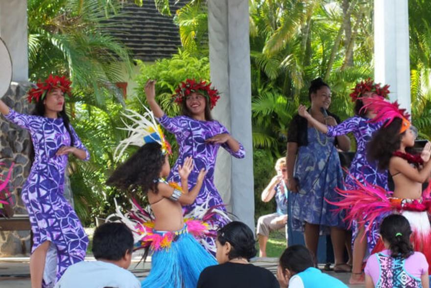 Local Cook Islands dancers