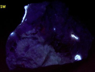 fluorescent SCHEELITE, QUARTZ, carbonates - Furniss Mine, Concord, Cabarrus County, North Carolina, USA