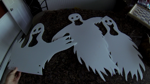 Easy, inexpensive, weatherproof Halloween Ghost decorations. www.DIYeasycrafts.com