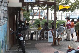 Viendo un partido de fútbol en un restaurante en San Cristóbal