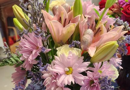 Helotes Florist flowers floral bouquet Valentines Day delivery pickup white flowers pink lily