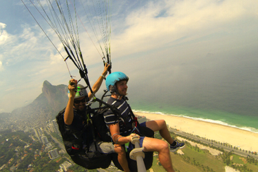 voar de parapente no rio