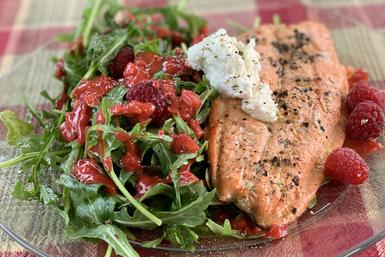 Salmon salad with raspberry vinaigrette prepared by Tammy-Lynn McNabb | ターミーみくなぶ