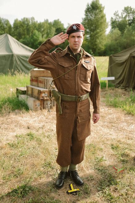 WW2 British Commando Officer saluting