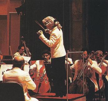 Isabel Mayagoitia conducting the Mexican National Symphony Orchestra