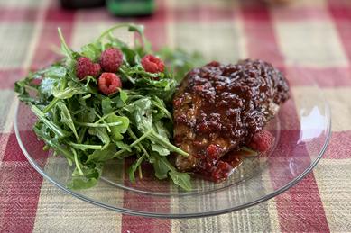 Raspberry BBQ sauce and grilled chicken prepared by Tammy-Lynn McNabb | ターミーみくなぶ