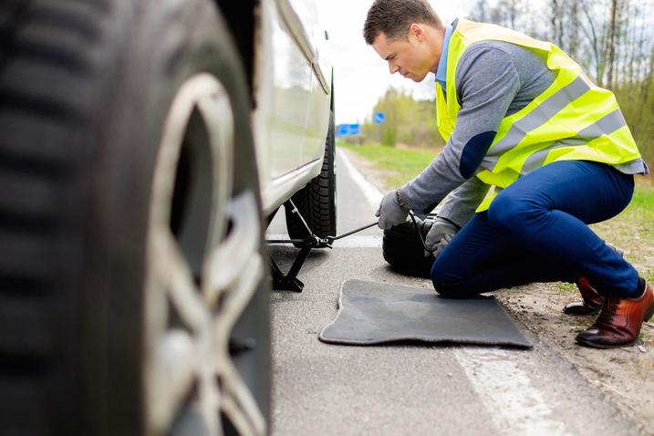 Roadside Tire Changing Services in Omaha NE | 724 Towing Services Omaha