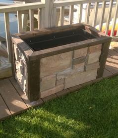 How to build an easy DIY stone veneer raised planter. FREE step by step instructions. www.DIYeasycrafts.com