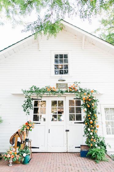 barn wedding, fall flowers, horse barn, denver weddings, colorado wedding florist, denver wedding florist, wedding florist, destination florist, fine art wedding, barn flowers