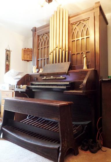 Small pipe store organ