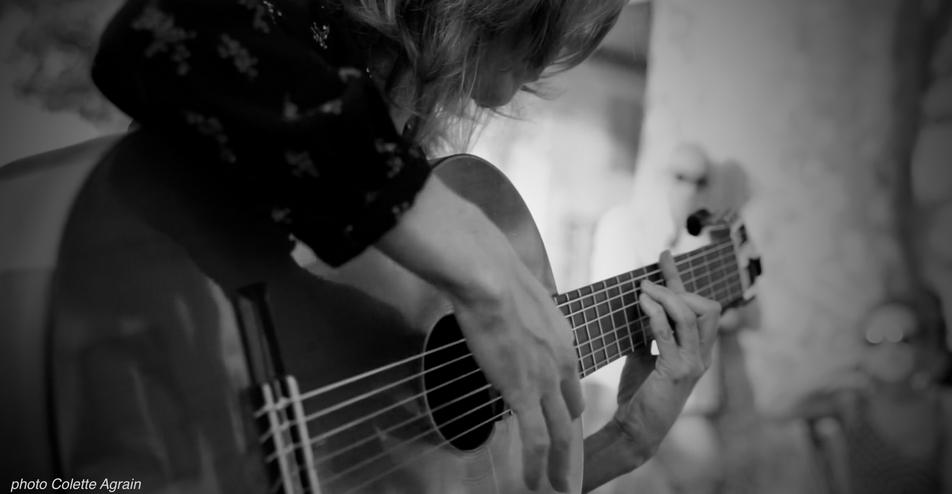 flamenco guitarist Leah Kruszewski, available for performances in Seville, Spain and abroad