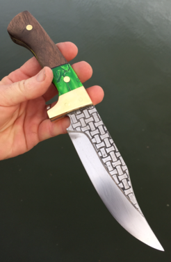 How to make a Celtic Basket Weave Bowie Knife. FREE step by step instructions. www.DIYeasycrafts.com