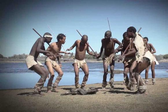 homens bushmen dançando