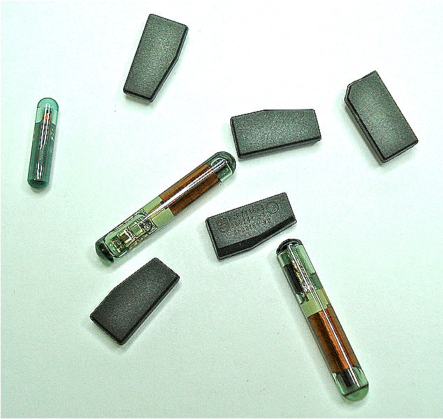 Picture of several Glass and Carbon Transponder chips copyright from Autotechnix