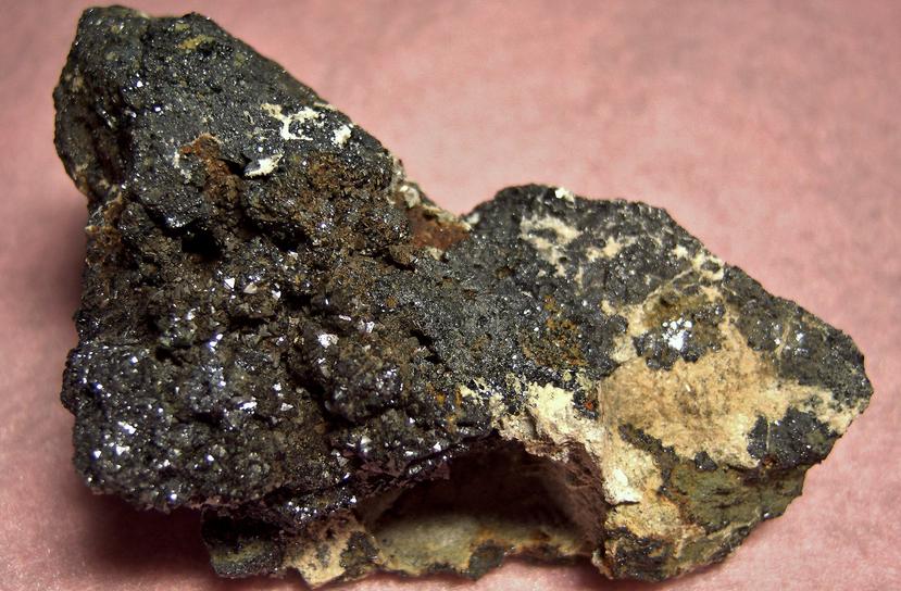 MAGNETITE crystals with ORTHOCLASE, AMPHIBOLE BYSSOLITE, QUARTZ - Hopewell Mines, Warwick (Saint Marys), Warwick Township, Chester County, Pennsylvania, USA - for sale