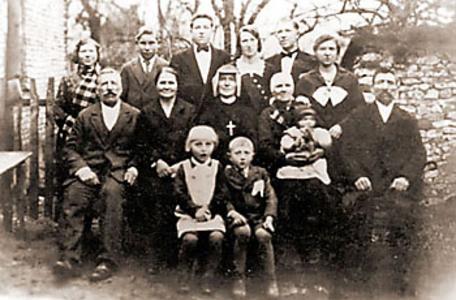 Sor Faustina con su familia (1935).