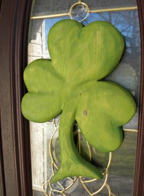 How to easily make a carved wood Clover St. Patricks Day decoration. FREE step by step instructions. www.DIYeasycrafts.com