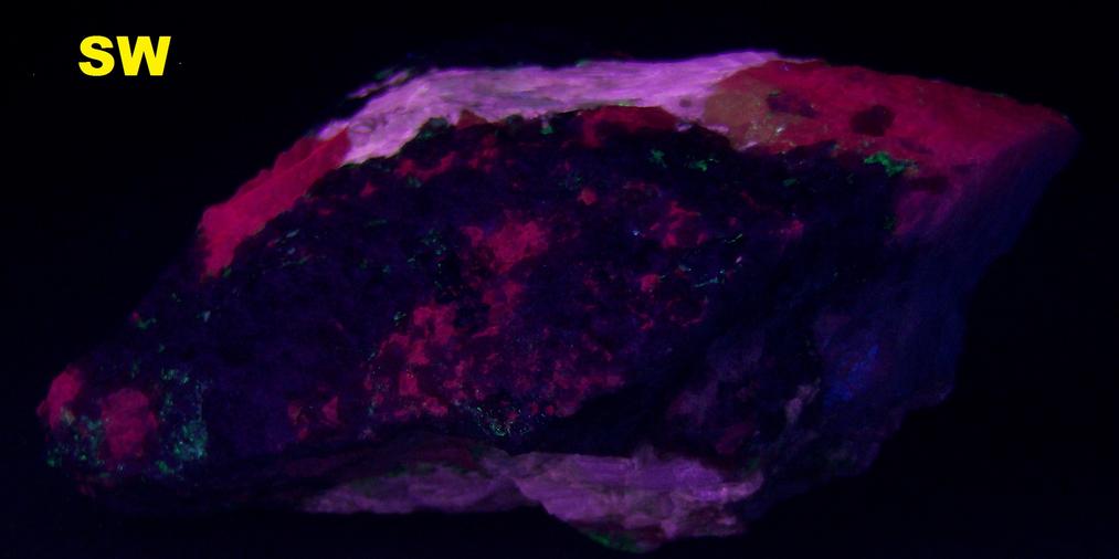 Fluorescent Agrellite & Thorite Kipawa alkaline complex Québec, Canada